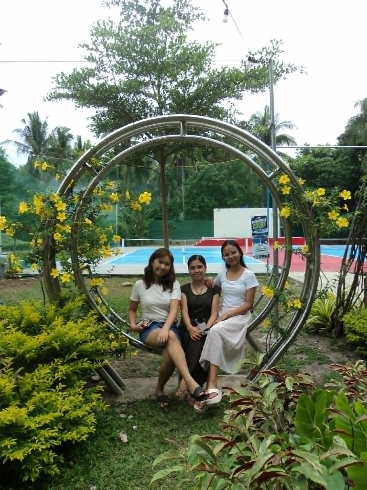 Floral ring arch with friends