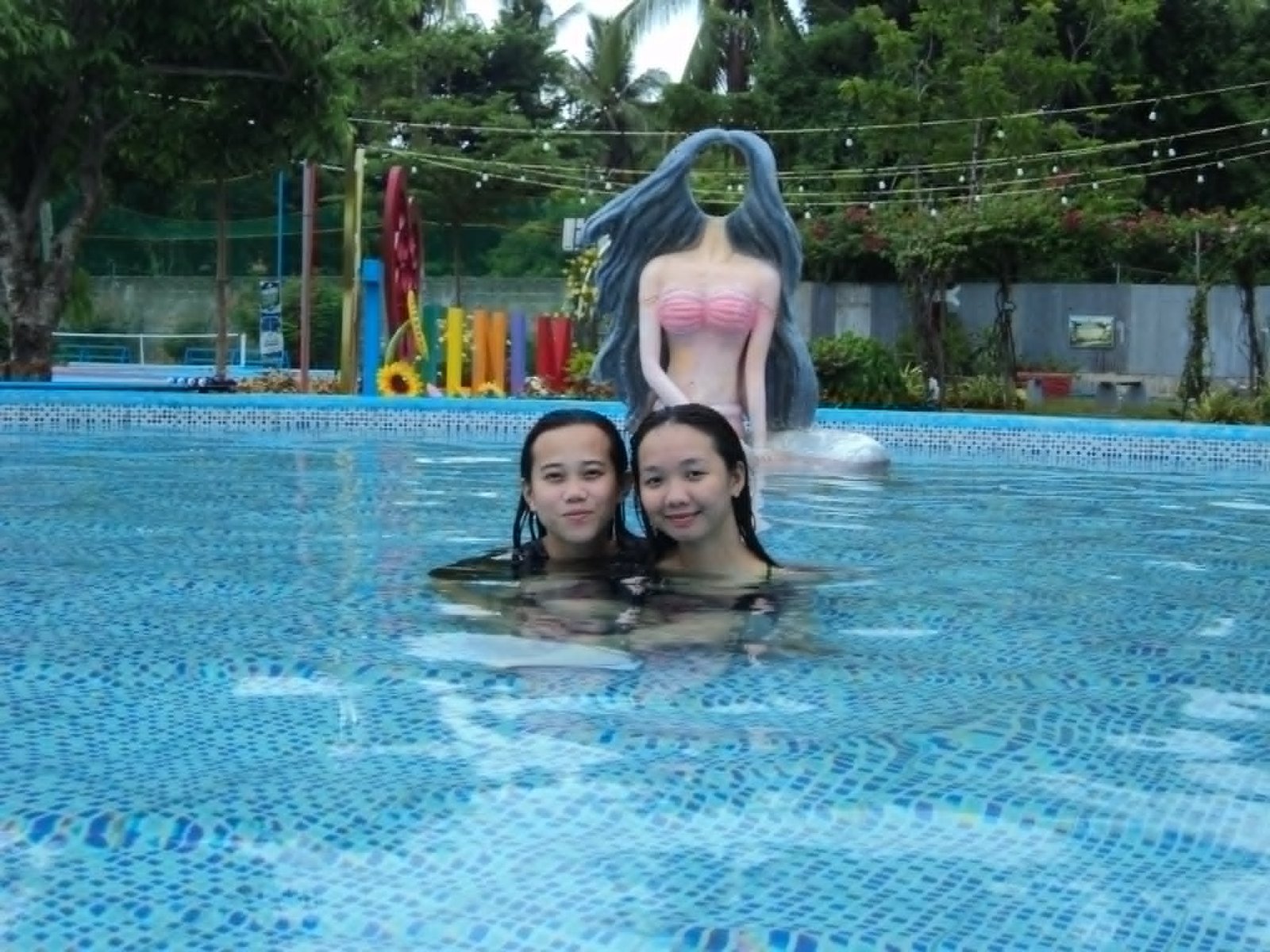Poolside mermaid photo-op