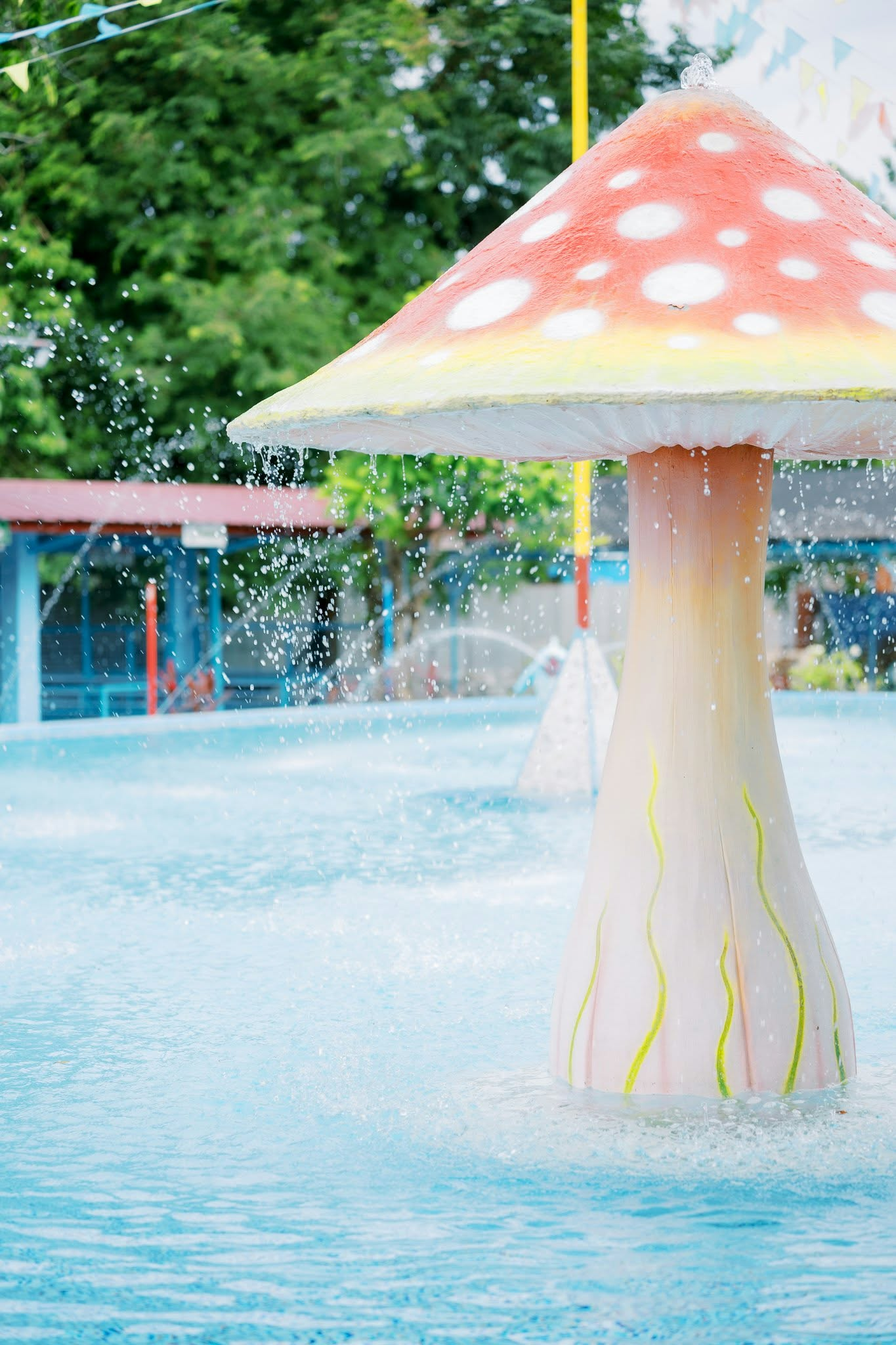 Mushroom fountain shower